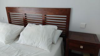 Cabecero y mesillas de noche madera de teca