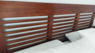 Cabecero y mesillas de noche madera de teca