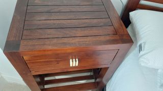 Cabecero y mesillas de noche madera de teca