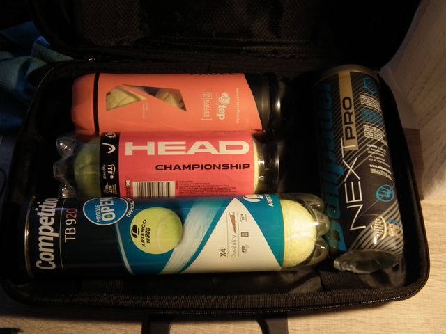 4 botes pelotas Head & Artengo