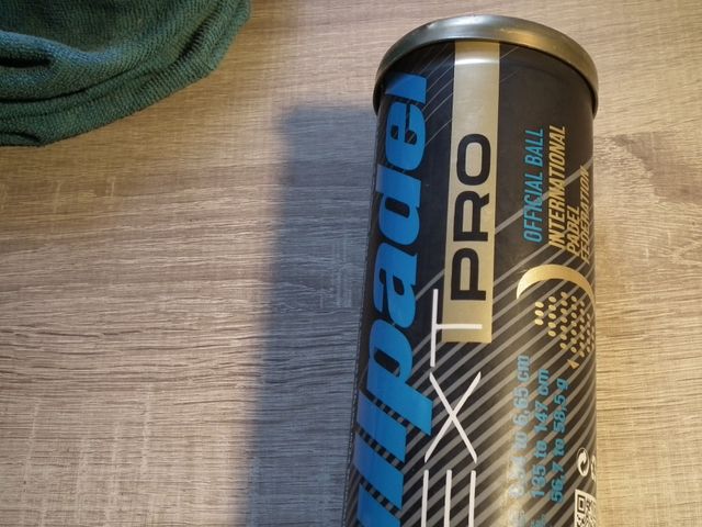 4 botes pelotas Head & Artengo