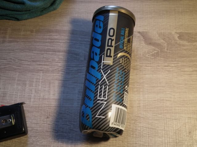 4 botes pelotas Head & Artengo