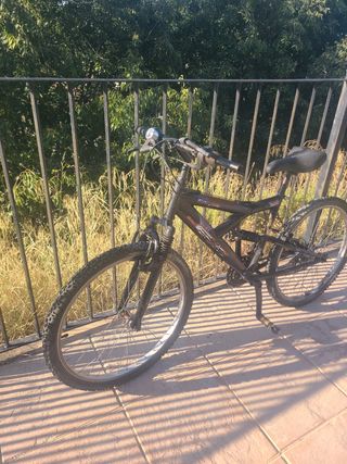 Bicicleta montaña negra