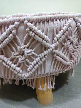 Taburete / reposapiés macramé rosa boho
