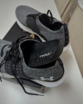 Zapatillas Under Armour grises y negras
