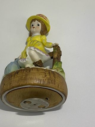 Figura Niña Porcelana Musical