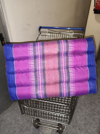Cojín tailandés triangular. Nuevo, perfecto estado