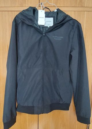 Cazadora negra Jack & Jones. Talla S
