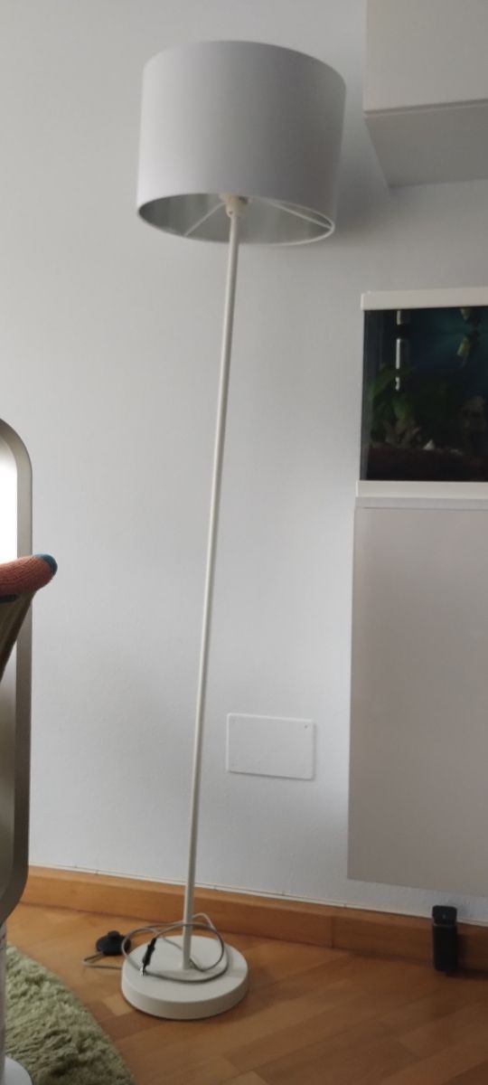 Lámpara de pie blanca