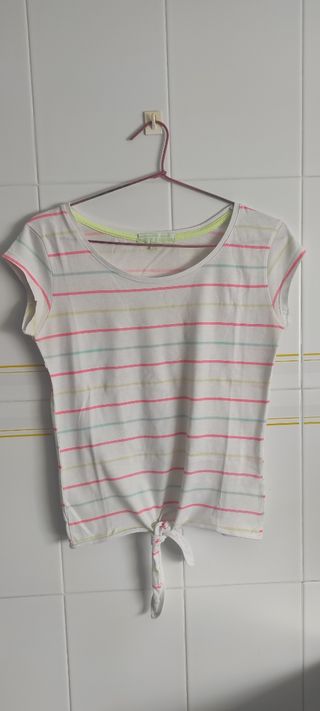 Camiseta blanca rayas multicolor