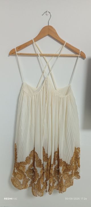 Vestido plisado beige y dorado