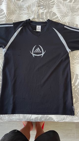 Camiseta Adidas negra deportiva