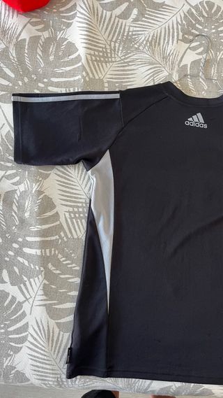 Camiseta Adidas negra deportiva