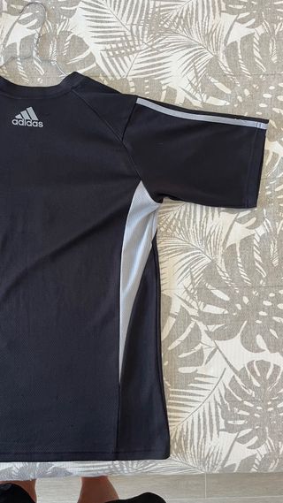 Camiseta Adidas negra deportiva