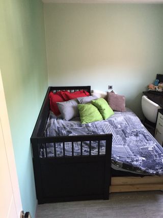 Cama Ikea Hemnes negra - 2 colchones
