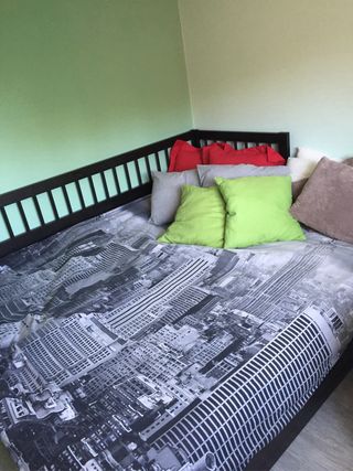 Cama Ikea Hemnes negra - 2 colchones