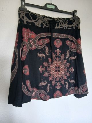 Falda negra y roja - paisley