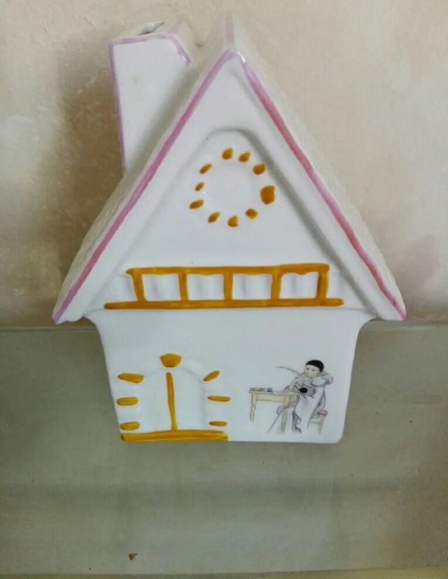 Hucha cerám. casita blanca-marrón