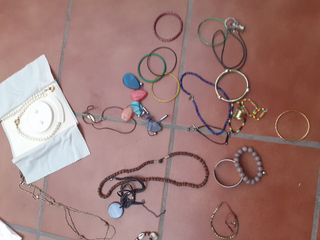 Pulseras y collares multicolor
