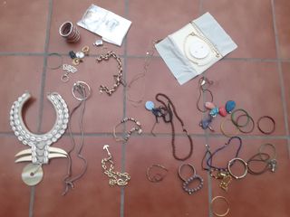 Pulseras y collares multicolor