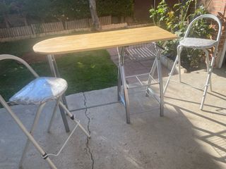 Mesa alta + 2 taburetes plegables