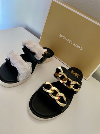 Sandalias MICHAEL KORS negras y doradas