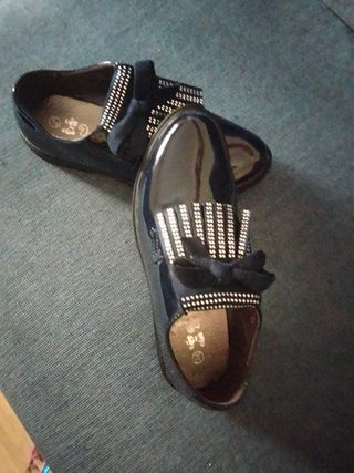 Zapatos niña brillantes talla treinta y cuatro 
