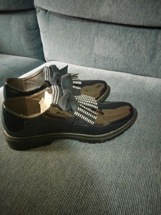 Zapatos niña brillantes talla treinta y cuatro 
