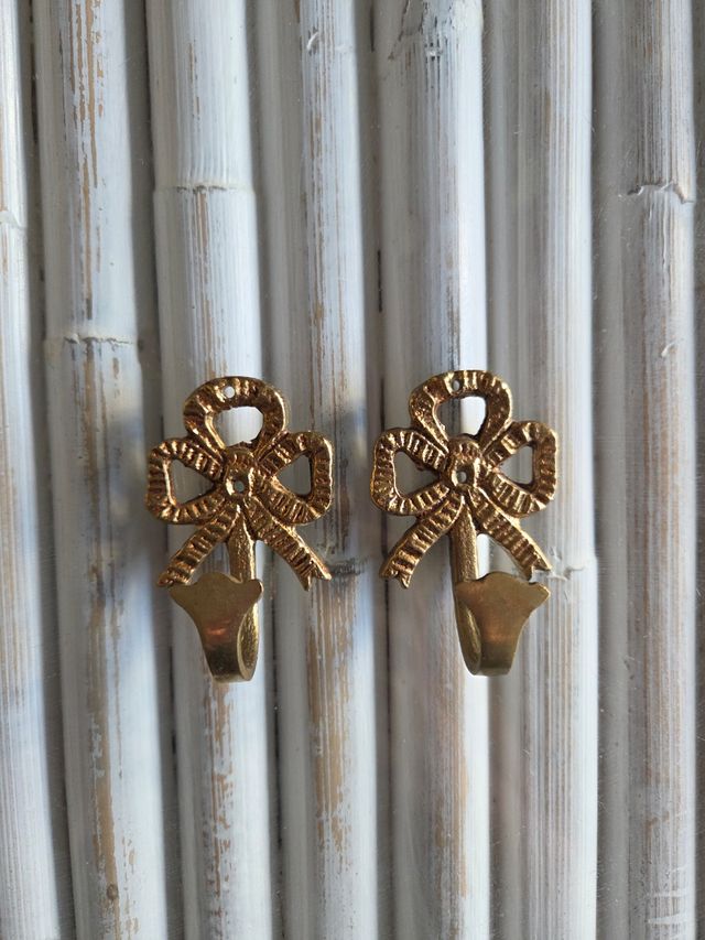 2 Colgadores dorados - Estilo lazo