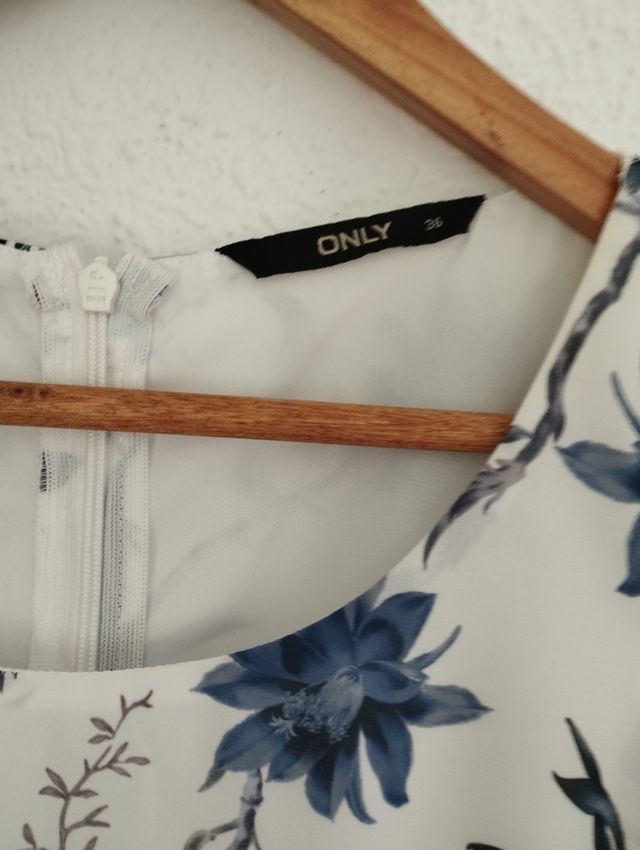 Vestido Only floral blanco y azul