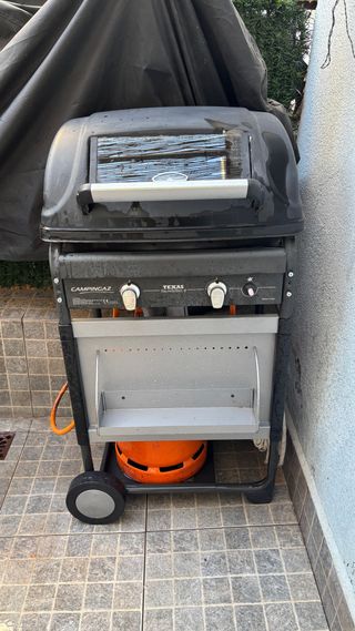 Barbacoa de gas con piedras de lava