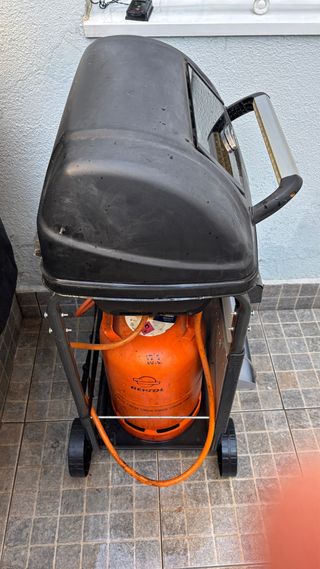 Barbacoa de gas con piedras de lava