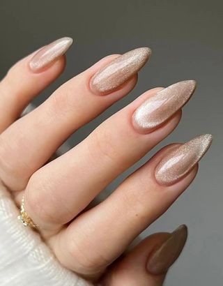 SE SOLICITA MANICURISTA