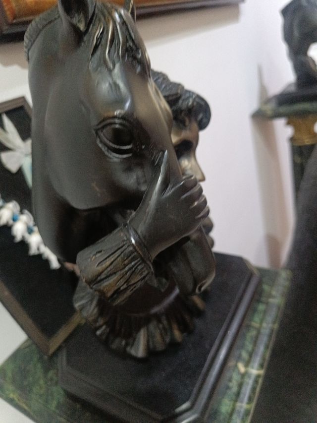 2 Esculturas de  bronce niñas caballos