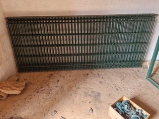 Valla metálica verde - 40m x 1m con cancela