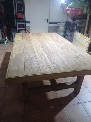 Mesa rústica grande de madera
