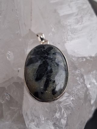 Colgante de Thulita en Plata de Ley