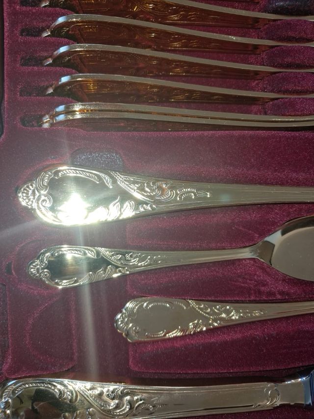 Cubertería de oro 72 piezas