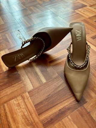 Zapatos Zara tacón beige-dorado
