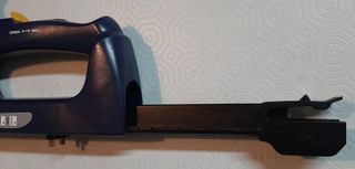 Grapadora multiusos con grapas y clavos