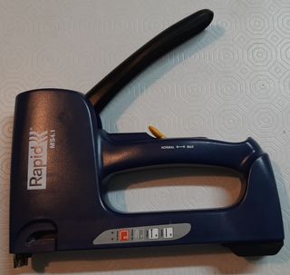 Grapadora multiusos con grapas y clavos