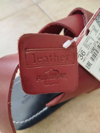 Sandalias Pull&Bear cuero rojas 36