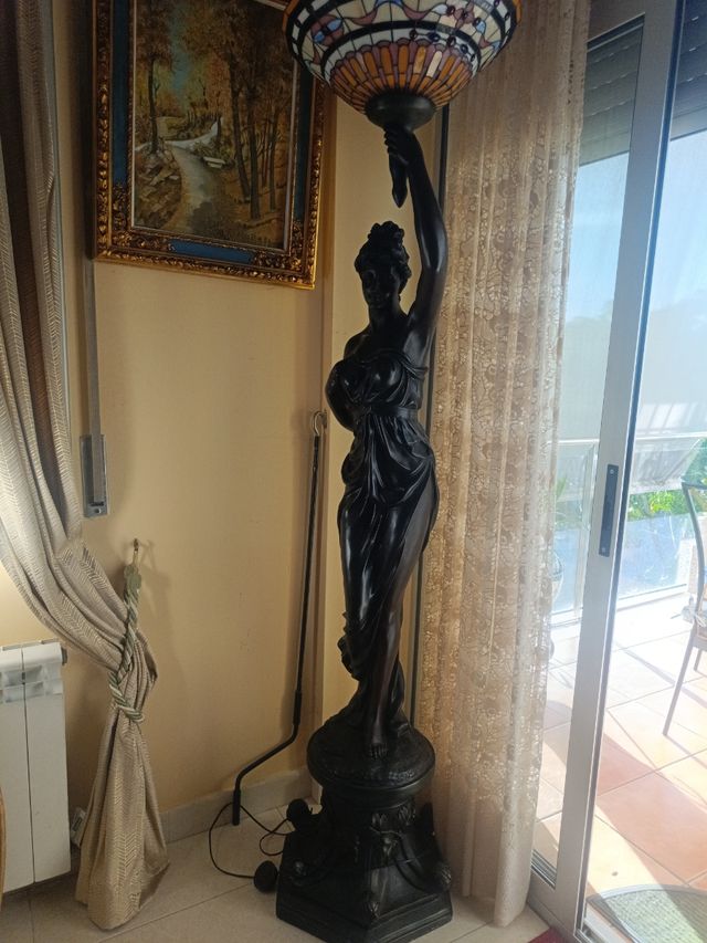 Lampara Estatua Mujer Tifani 
