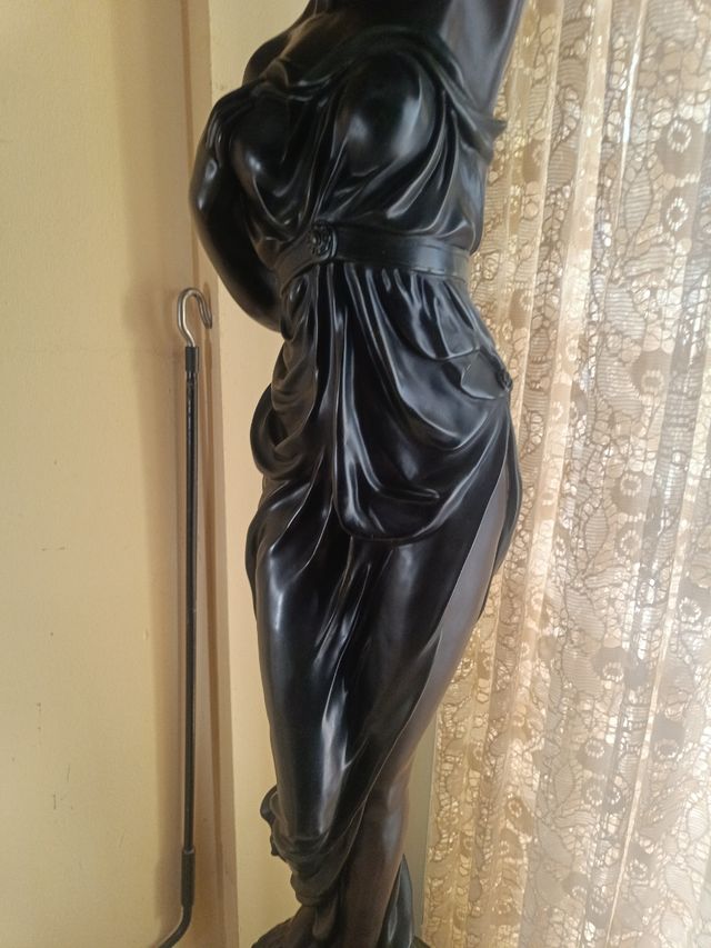 Lampara Estatua Mujer Tifani 