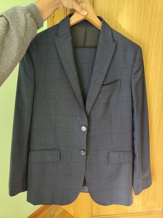 Traje de hombre Mango. Azul marino
