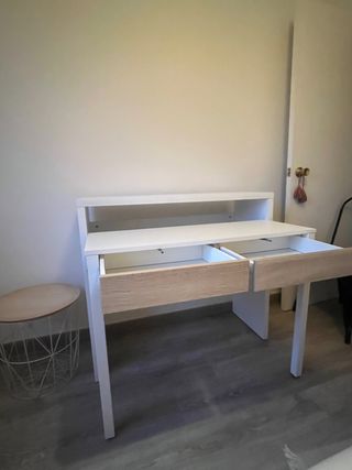 Mesa escritorio extensible blanca con 2 cajones