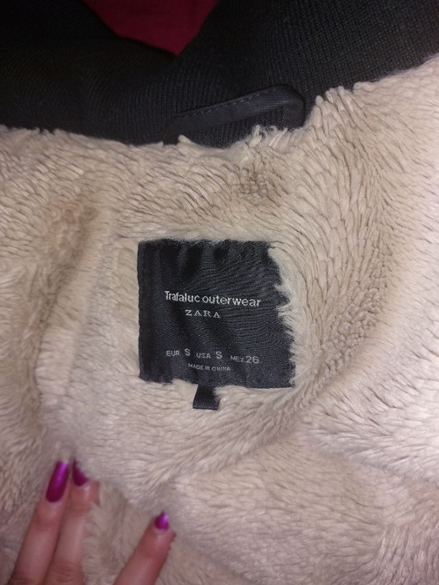 Chaqueta negra con capucha