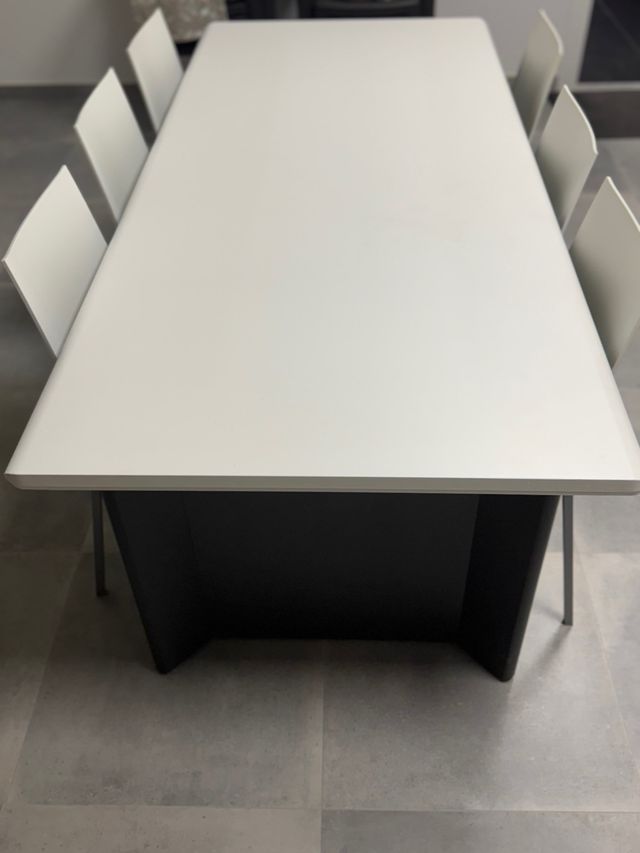 Mesa comedor blanca y negra