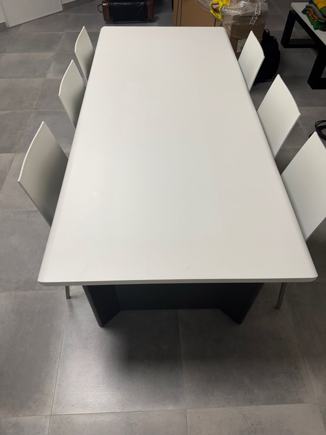 Mesa comedor blanca y negra