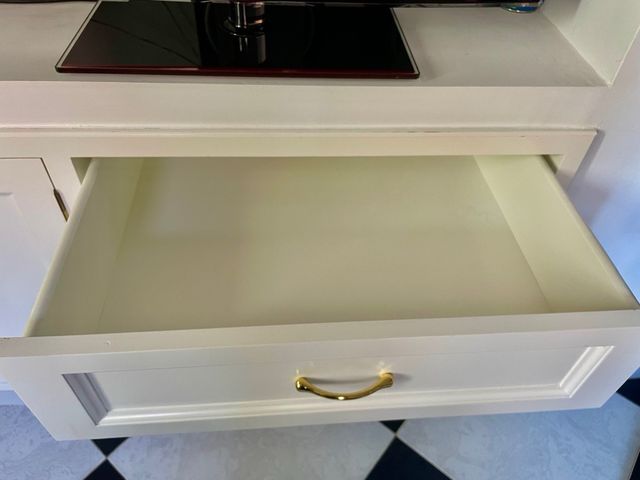 Mobili bianchi: 2 ante + 6 cassetti